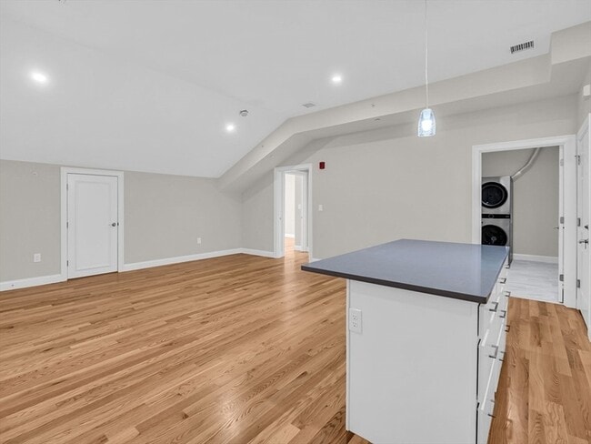 Building Photo - 97 Great Rd