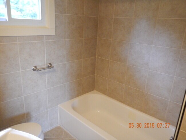 Building Photo - Newly Renovated Spacious Flat With Hardwoo...