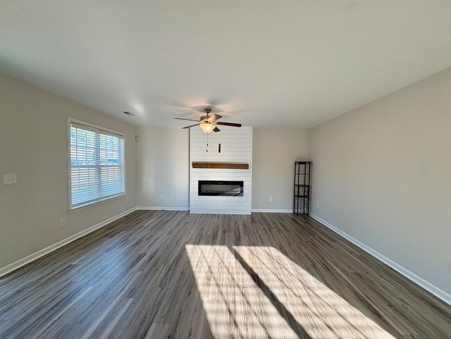 Building Photo - Move-In Ready, Fenced-In Backyard, Pet Friendly, One Story Home – Convenience Meets Comfort!