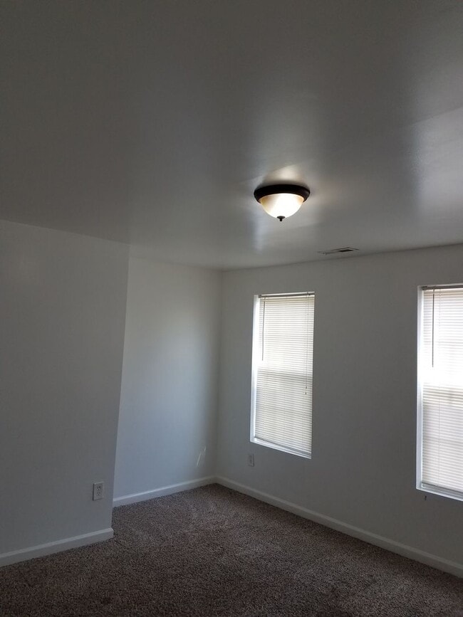 Building Photo - 4 bedroom 2 bath unit within minutes of Old Dominion University