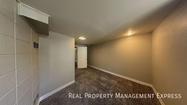 Building Photo - 816 S Glendale Ave