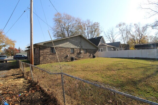 Building Photo - 304 S Mill St