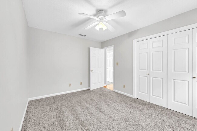 Building Photo - Spacious 3 Bedroom and 2.5 Bathroom