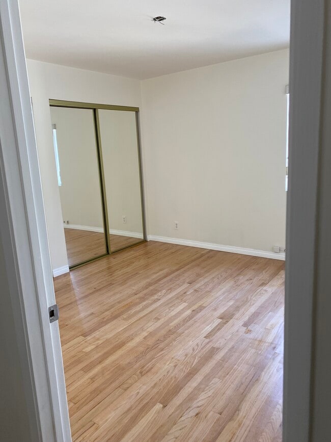 Building Photo - 1523 N Mariposa Ave