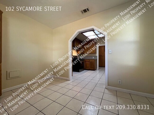 Building Photo - 102 Sycamore St