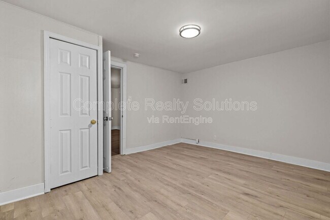 Building Photo - 465 S Dade Ave