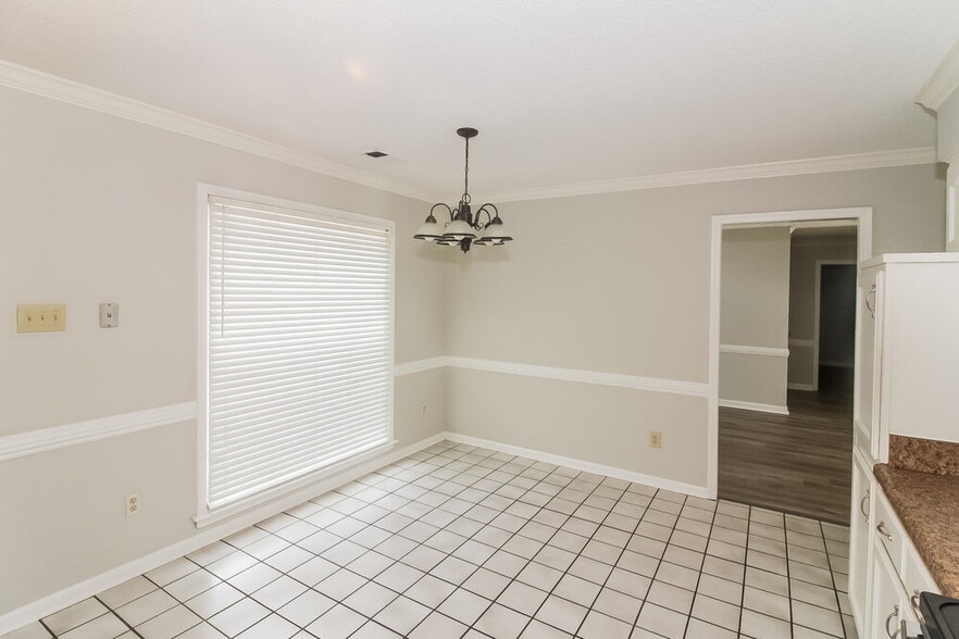 Building Photo - 8731 Oak Trail Ln