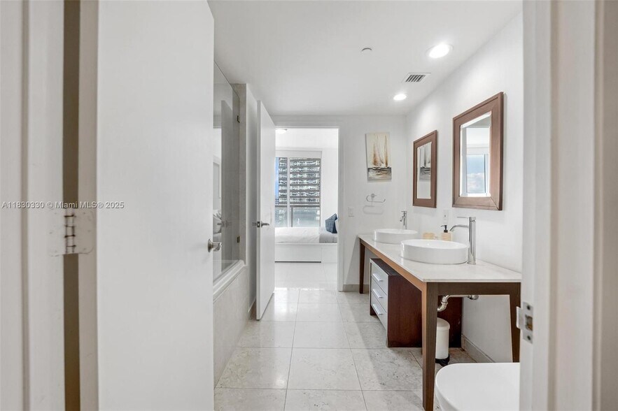 Building Photo - 485 Brickell Ave