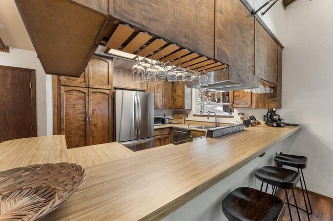 Building Photo - SKI LEASE: Ranch Home with Garage & Gas Fireplace!