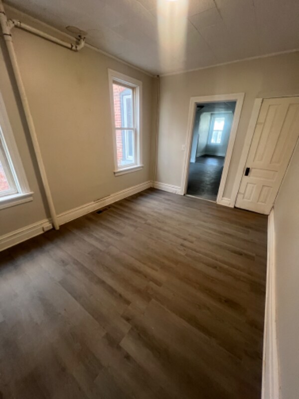 Building Photo - 918 W King St