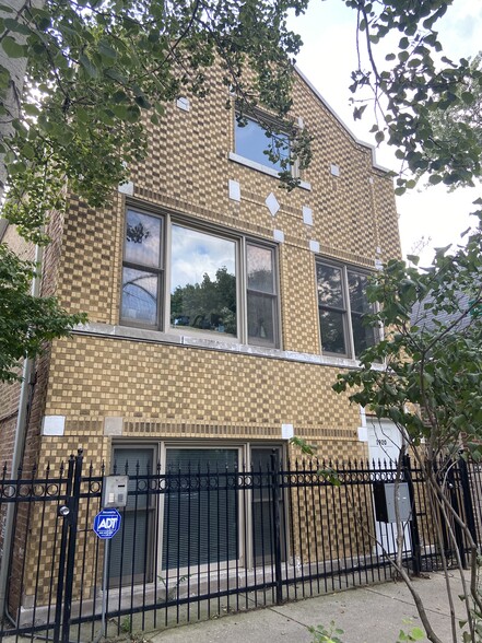 Building Photo - 1920 N Oakley Ave