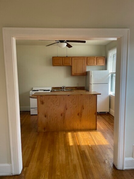 Building Photo - 2122 Slane Ave