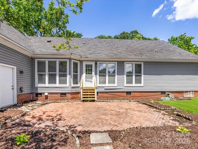 Building Photo - 114 Juanita Dr