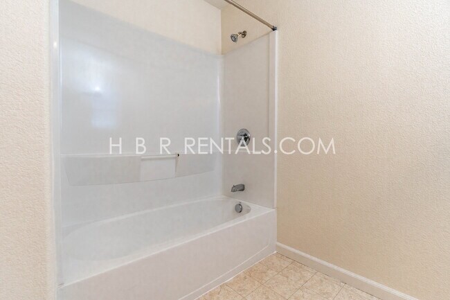 Building Photo - 803 Twin Oaks Dr