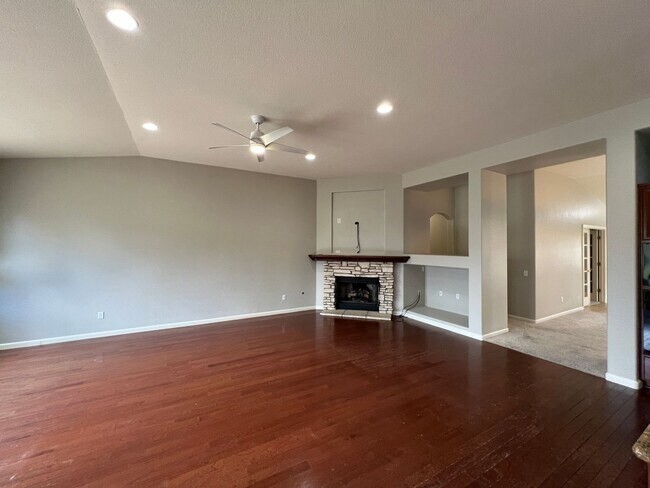 Building Photo - 4 bedrooms, an office and single-story home with a pool!!