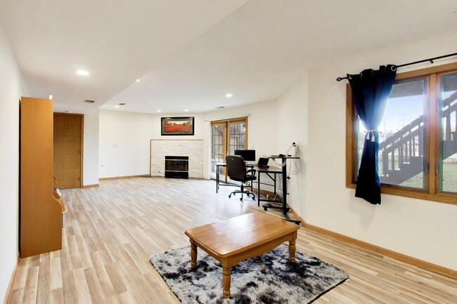 Building Photo - 943 W Essex Pl