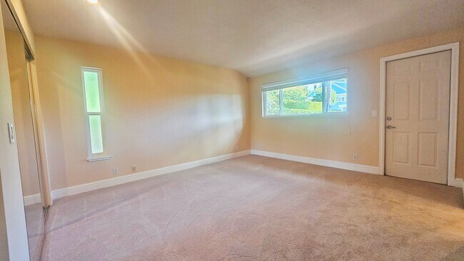 Building Photo - Mercer Island gem - 4 BD 2.5 Ba in Beautiful Mercer Island with new heat pump installed