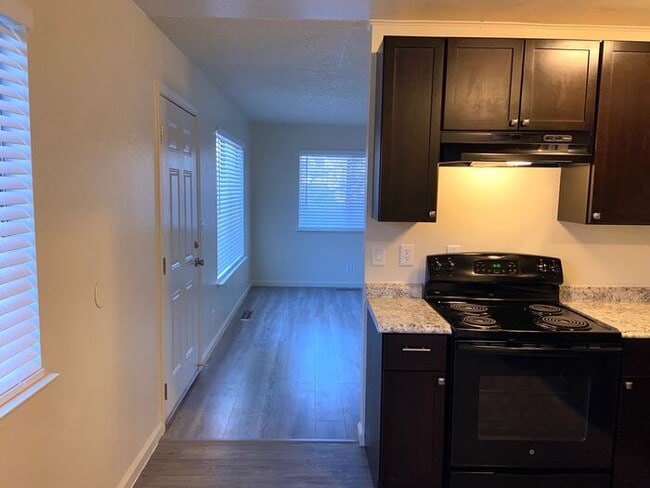 Building Photo - Reno Duplex - Garage, Dishwasher, Washer/Dryer, Central A/C