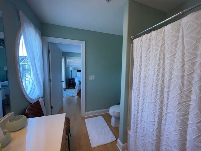 Building Photo - Lovely Condo Available Early September 2024