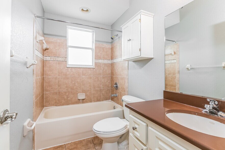 Building Photo - 7012 Brenton Manor Ln