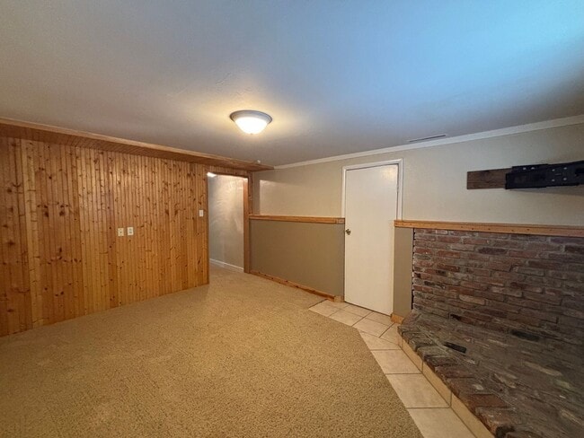 Building Photo - 4 Bedroom 2 Bathroom