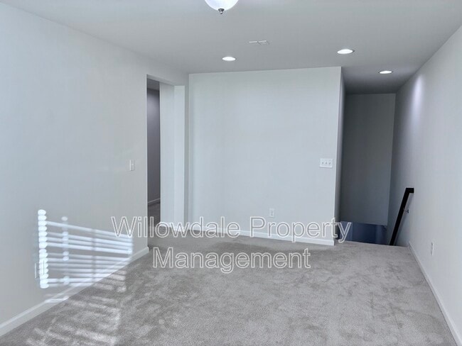 Building Photo - 1056 Midvale Ave