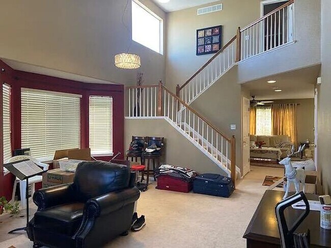 Building Photo - Stunning 5 bed, 3.5 bath Superior Home! Available Early June!