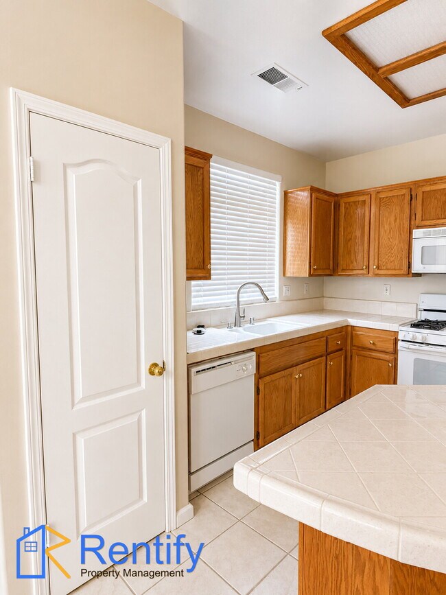 Building Photo - Charming Seven Oaks Home - 4Bed, 2Bath - Gardener Included!