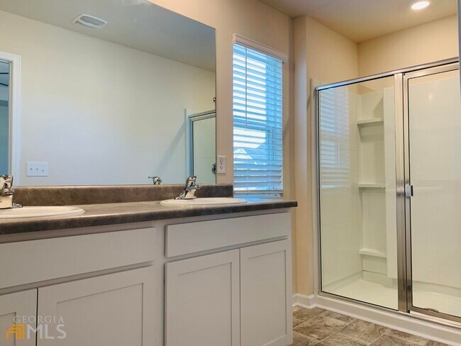 Building Photo - 49 Lauritsen Way