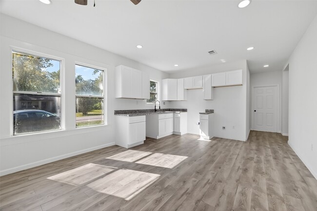 Building Photo - 301 E 3rd St