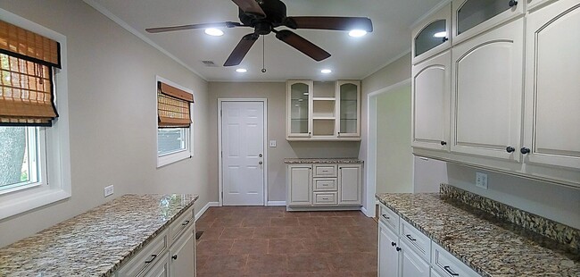 Building Photo - 3 BR, 2 Bath Home Available in Homewood