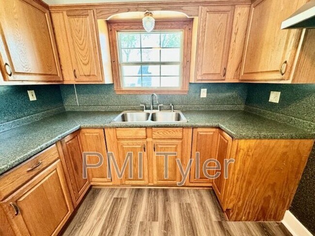 Building Photo - 313 S Boon Ave