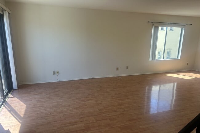 Building Photo - 8515 Saturn St