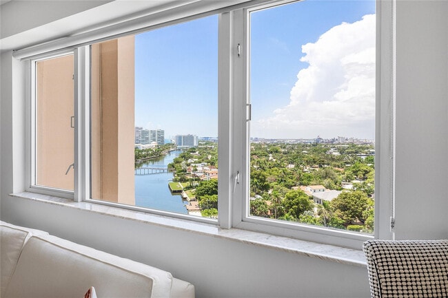 Building Photo - 3000 Holiday Dr