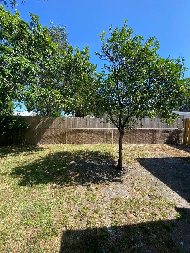 Building Photo - Beautiful 3-bedroom home located in Delray...