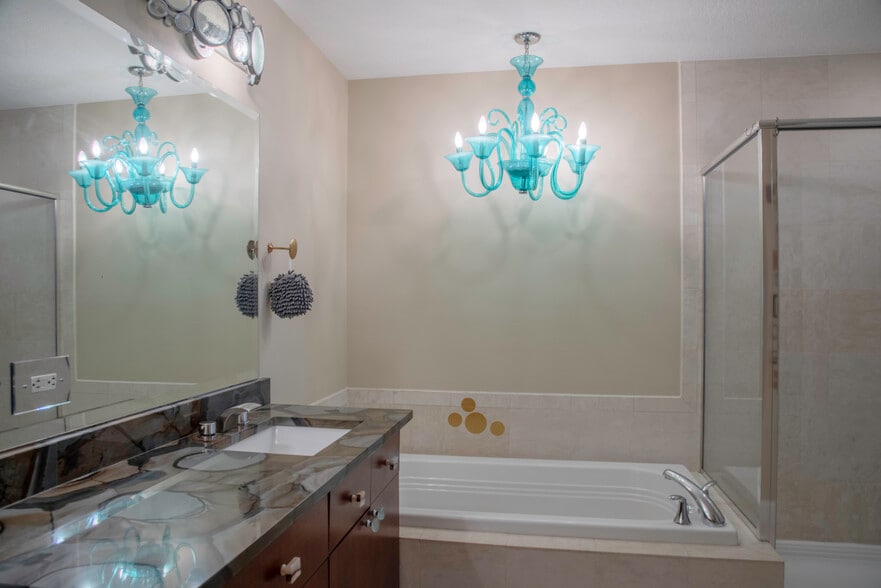 primary bathroom - 100 S Eola Dr