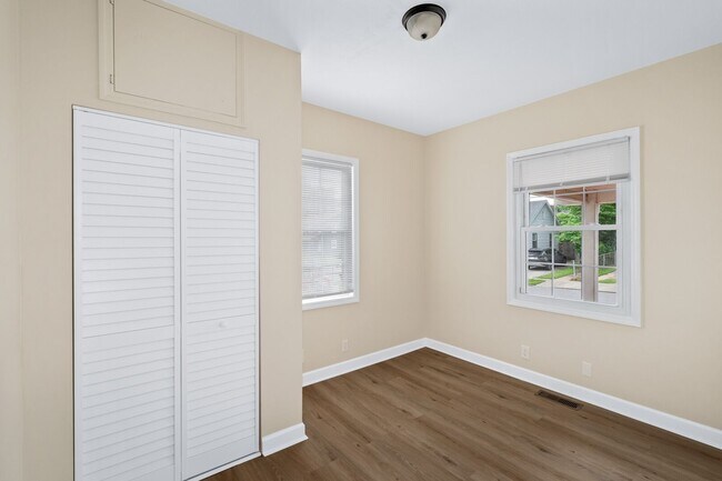 Building Photo - Charming Cottage in sought after Old Hicko...