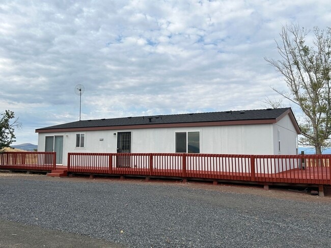 Building Photo - Home with Shop