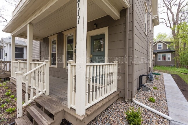 Building Photo - 713 26th Ave S