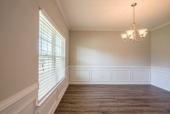 Building Photo - 647 Red Oak Ln