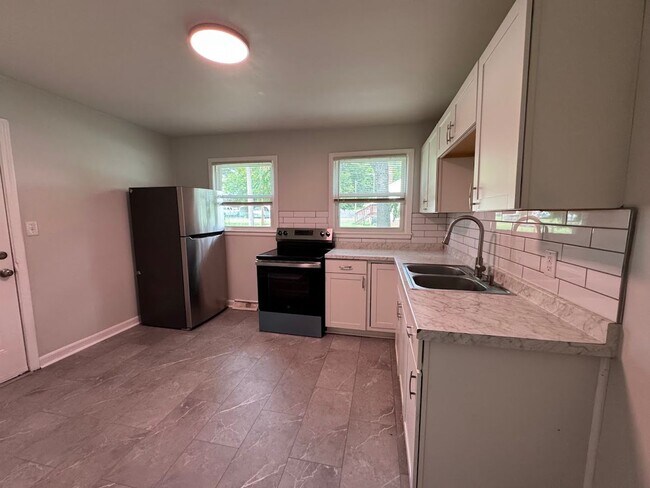 Building Photo - 3bed/1bath House in Greensboro - $1395/month