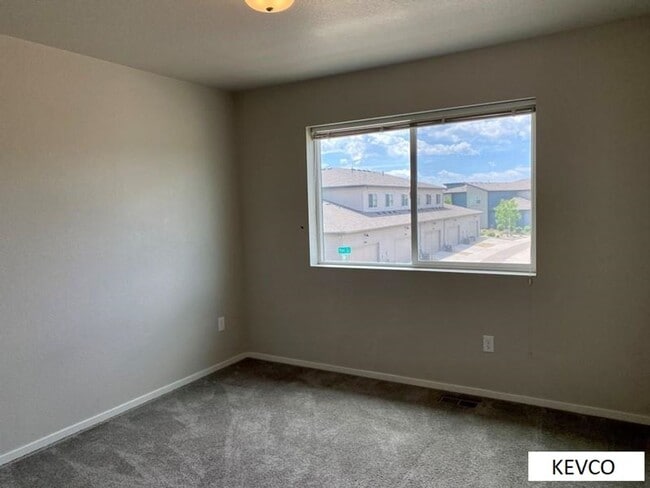 Building Photo - Lovely Newer Townhouse