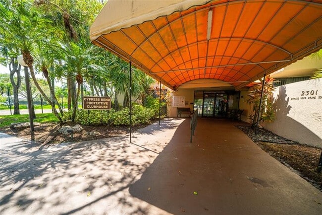 Building Photo - 2240 N Cypress Bend Dr