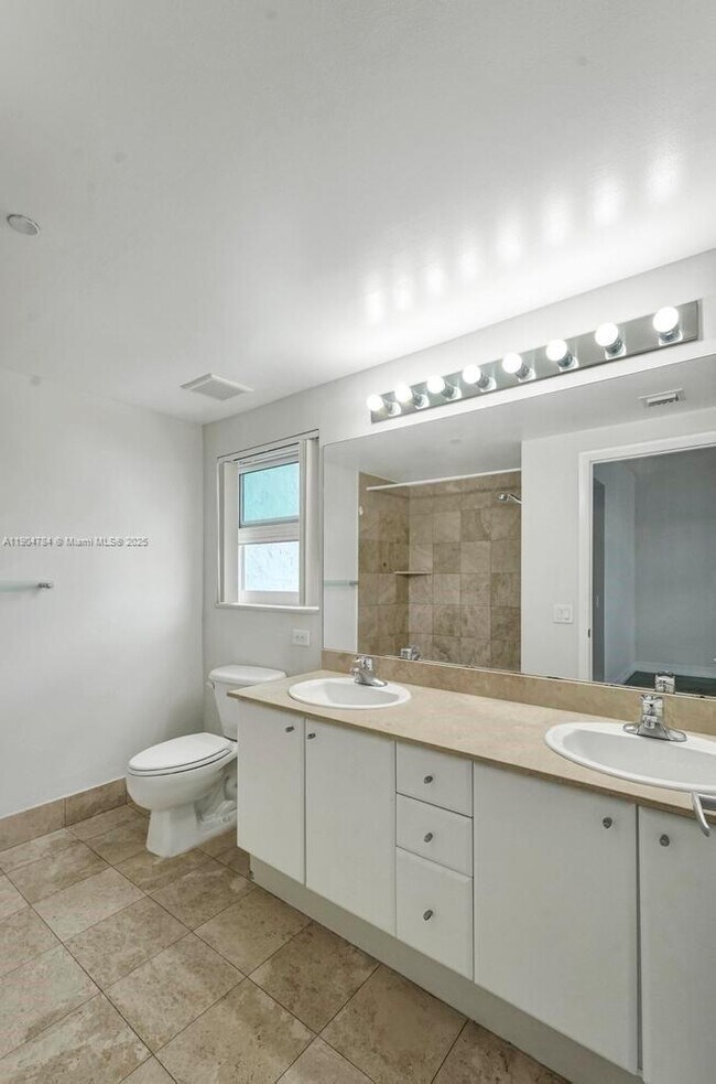 Building Photo - 2475 Brickell Ave