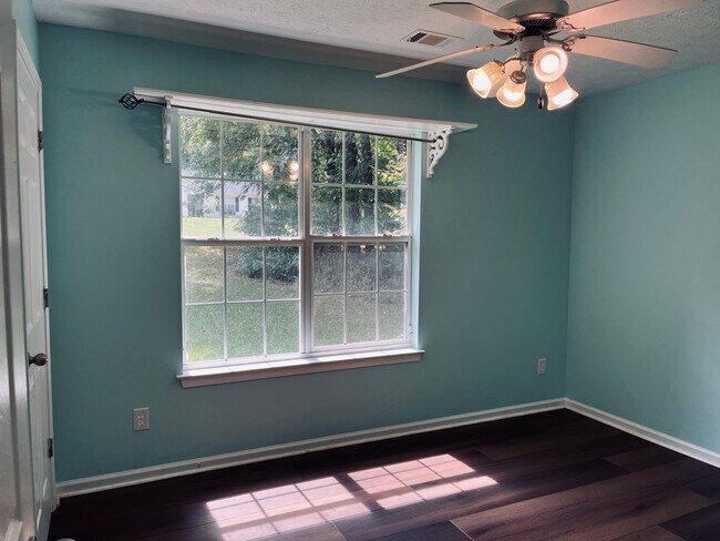 Building Photo - Wow! 3 bedroom 2 bathroom in Senoia. Must ...