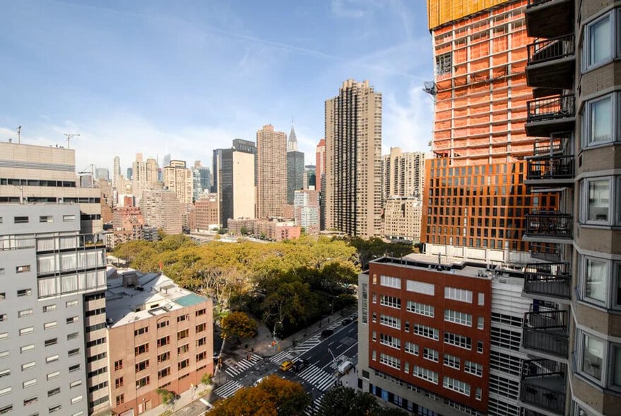 Building Photo - 399 E 34th St