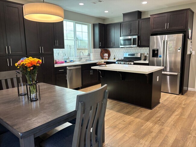 Building Photo - Newer 4 bedroom 2.5 bathrooms Available May 16th