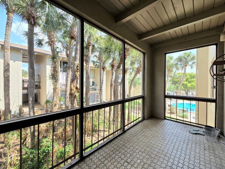 Building Photo - 584 Orange Dr