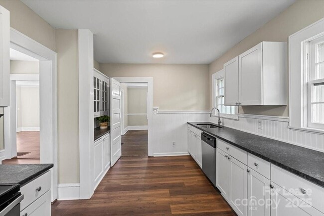 Building Photo - 904 Edgewood Cir