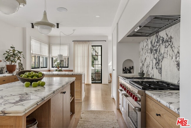 Building Photo - 5201 Vía Donte